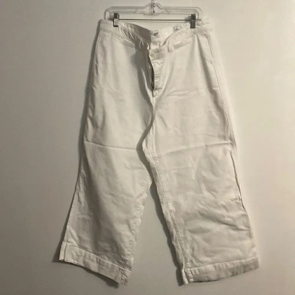 GAP White Mid Rise Wide Leg Crop denim pants, size 20